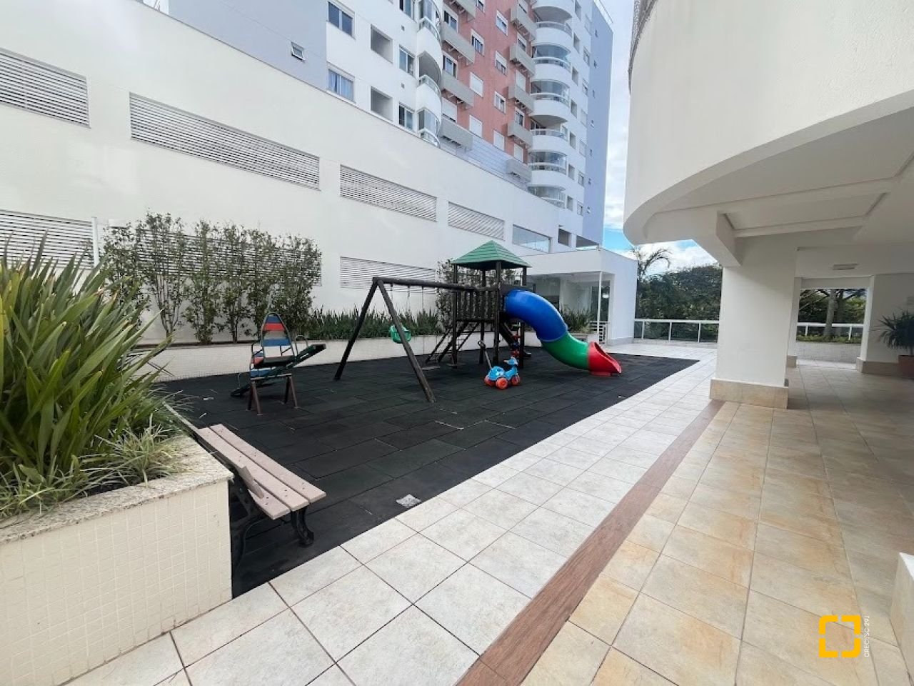 Apartamento com 88m², 3 quartos (sendo 1 suíte), 2 garagens, no bairro Pantanal em Florianópolis