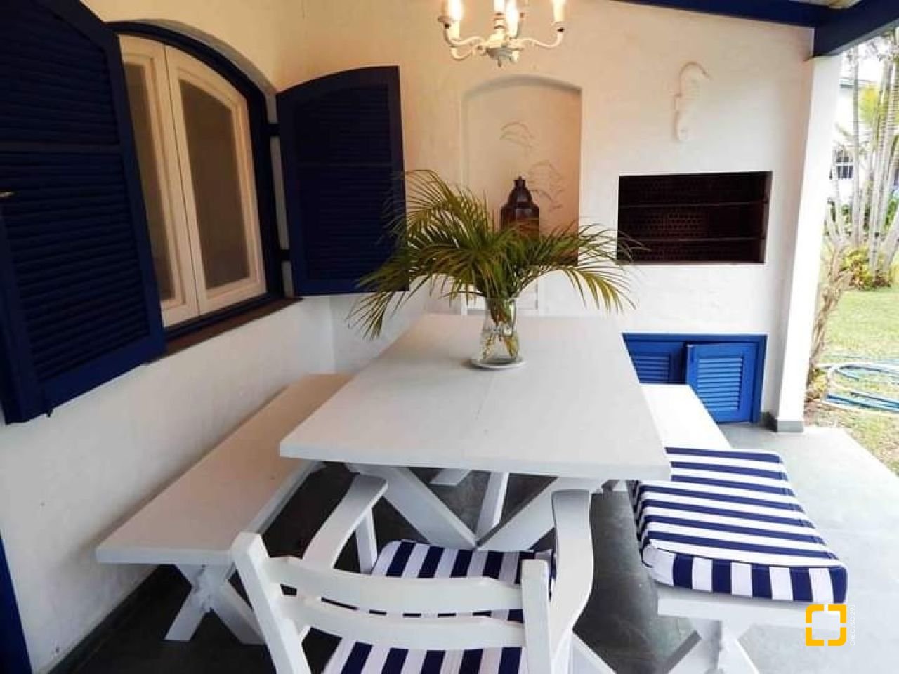 Casa de Condomínio com 160m², 3 quartos (sendo 1 suíte), 2 garagens, no bairro Ponta das Canas em Florianópolis
