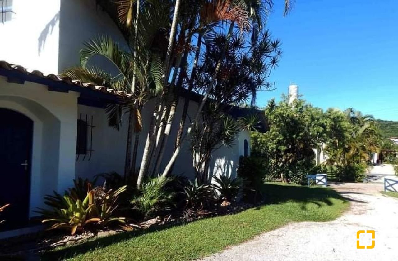 Casa de Condomínio com 160m², 3 quartos (sendo 1 suíte), 2 garagens, no bairro Ponta das Canas em Florianópolis