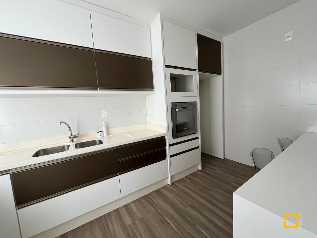 Apartamento com 80m², 2 quartos (sendo 1 suíte), 1 garagem, no bairro Canto em Florianópolis