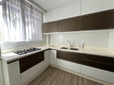 Apartamento com 80m², 2 quartos (sendo 1 suíte), 1 garagem, no bairro Canto em Florianópolis