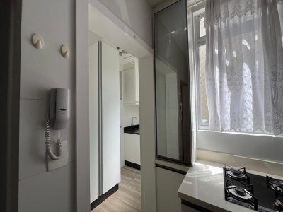 Apartamento com 80m², 2 quartos (sendo 1 suíte), 1 garagem, no bairro Canto em Florianópolis