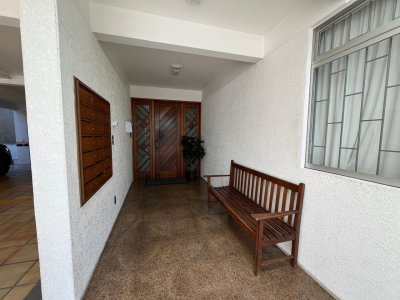 Apartamento com 80m², 2 quartos (sendo 1 suíte), 1 garagem, no bairro Canto em Florianópolis