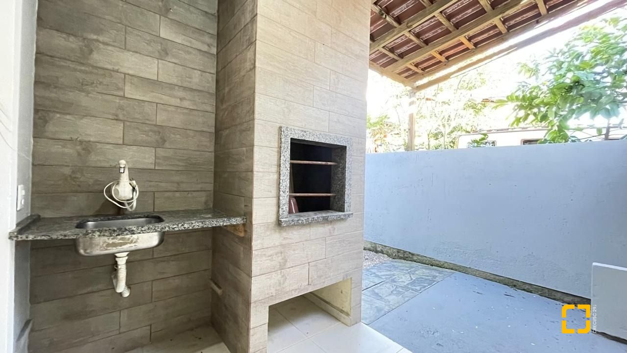 Casa com 66m², 2 quartos (sendo 1 suíte), 2 garagens, no bairro Rio Vermelho em Florianópolis