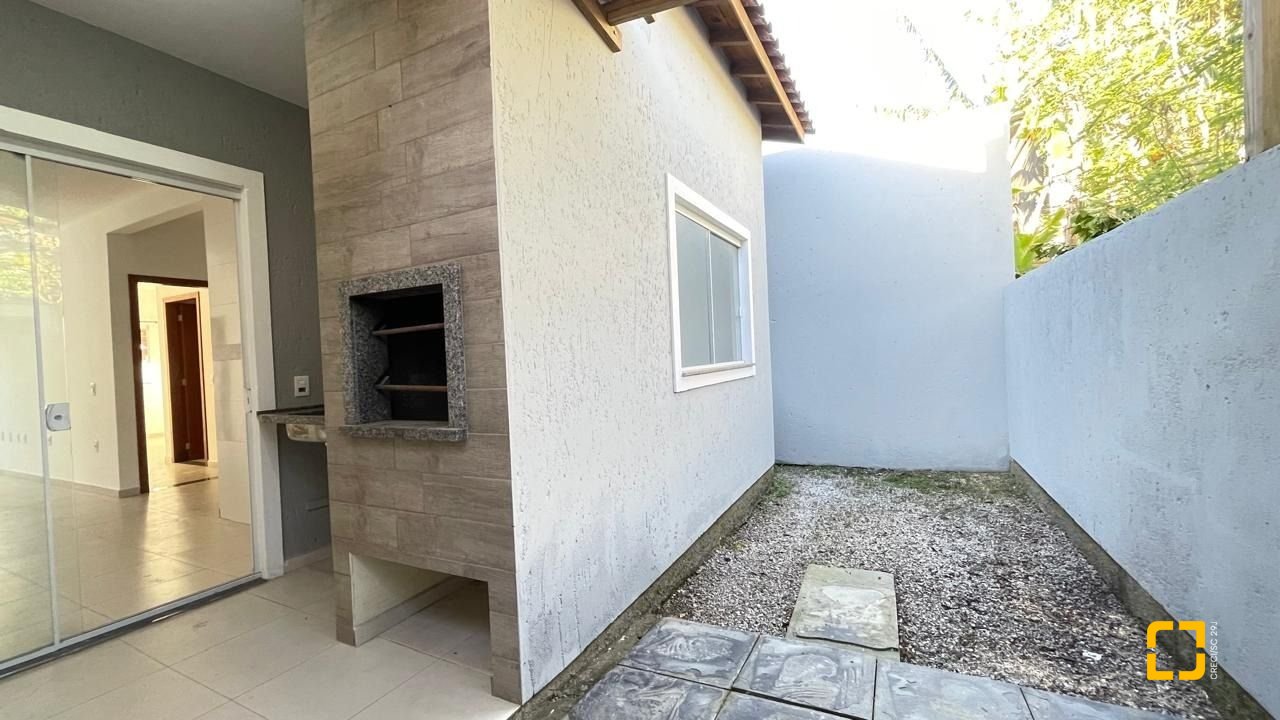 Casa com 66m², 2 quartos (sendo 1 suíte), 2 garagens, no bairro Rio Vermelho em Florianópolis