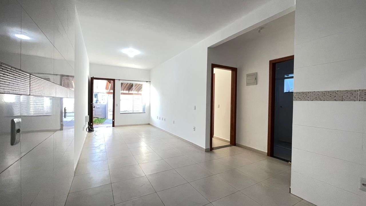 Casa com 66m², 2 quartos (sendo 1 suíte), 2 garagens, no bairro Rio Vermelho em Florianópolis