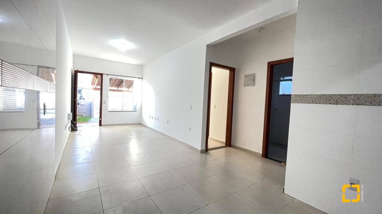 Casa com 66m², 2 quartos (sendo 1 suíte), 2 garagens, no bairro Rio Vermelho em Florianópolis