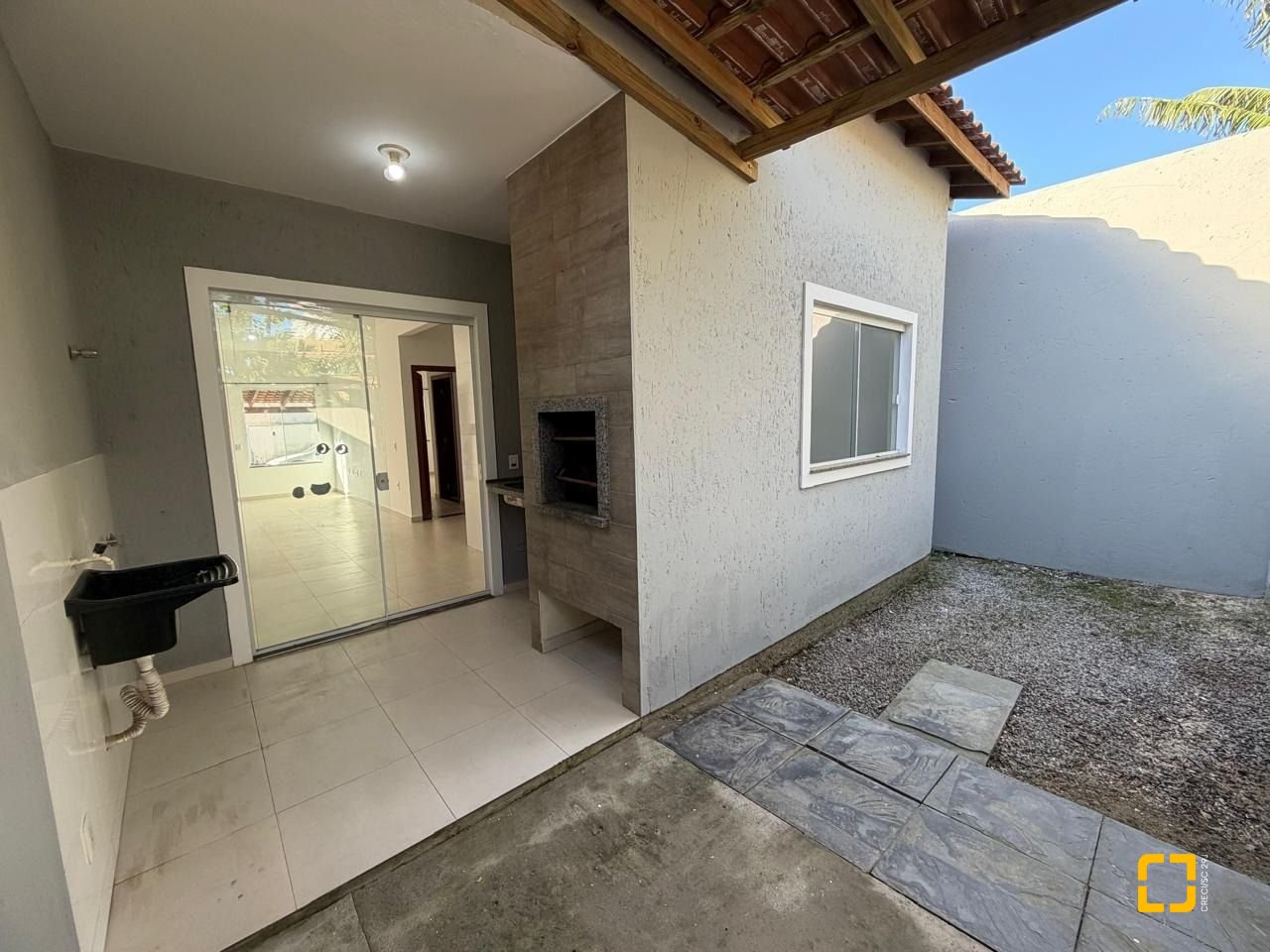 Casa com 66m², 2 quartos (sendo 1 suíte), 2 garagens, no bairro Rio Vermelho em Florianópolis