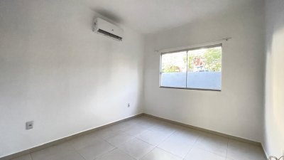 Casa com 66m², 2 quartos (sendo 1 suíte), 2 garagens, no bairro Rio Vermelho em Florianópolis