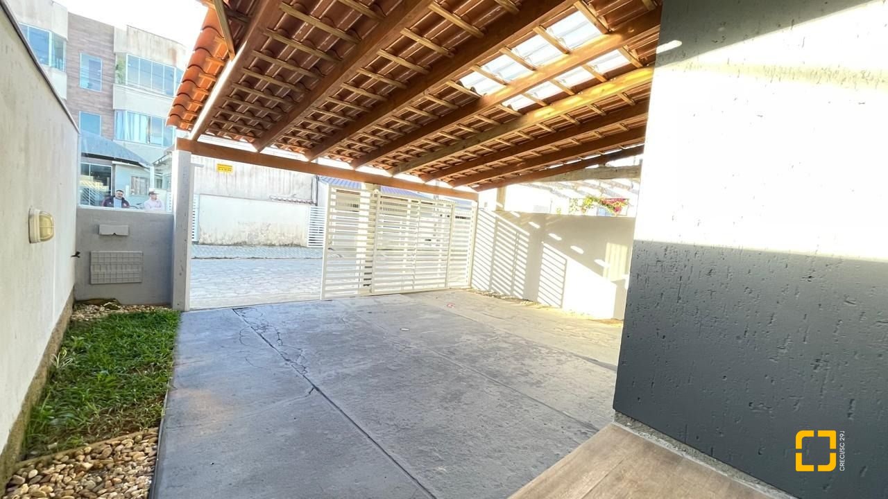 Casa com 66m², 2 quartos (sendo 1 suíte), 2 garagens, no bairro Rio Vermelho em Florianópolis