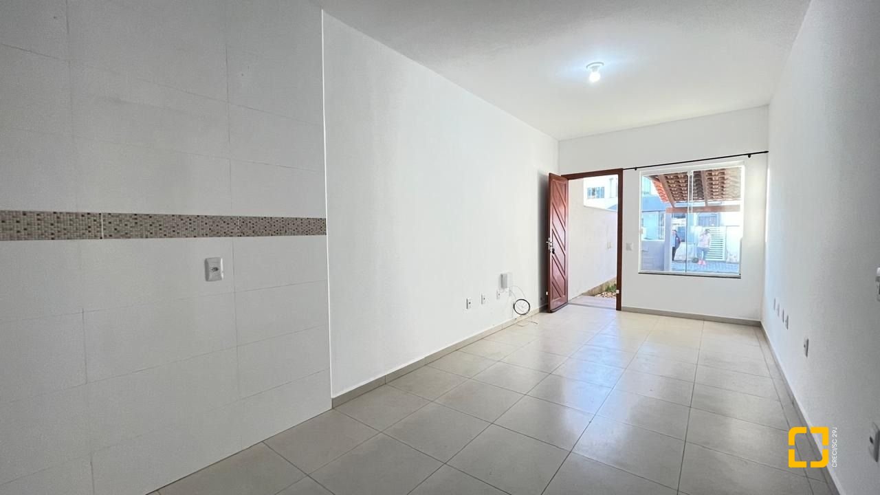 Casa com 66m², 2 quartos (sendo 1 suíte), 2 garagens, no bairro Rio Vermelho em Florianópolis