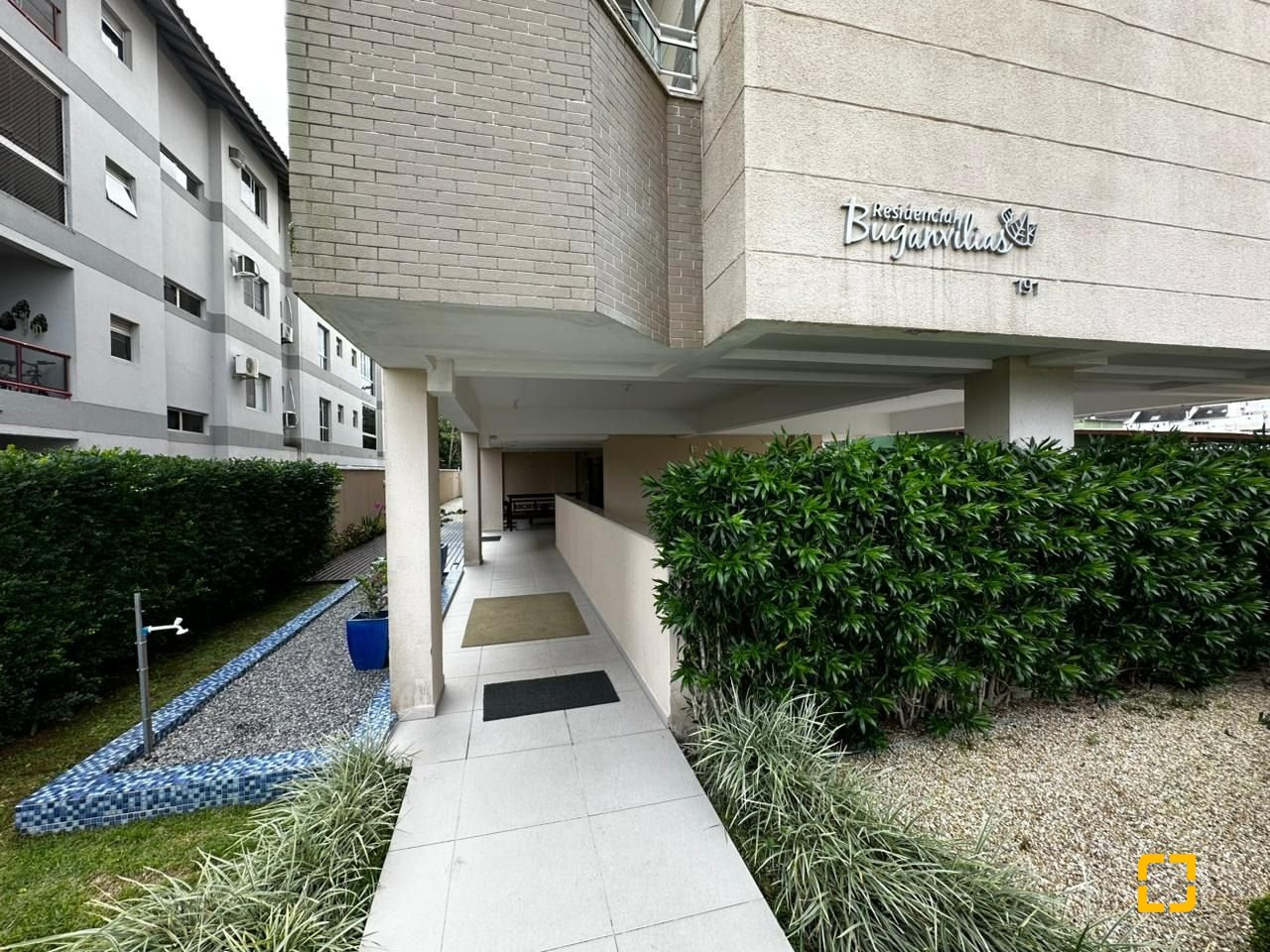 Apartamento com 71m², 2 quartos (sendo 2 suítes), 1 garagem, no bairro Cachoeira do Bom Jesus em Florianópolis