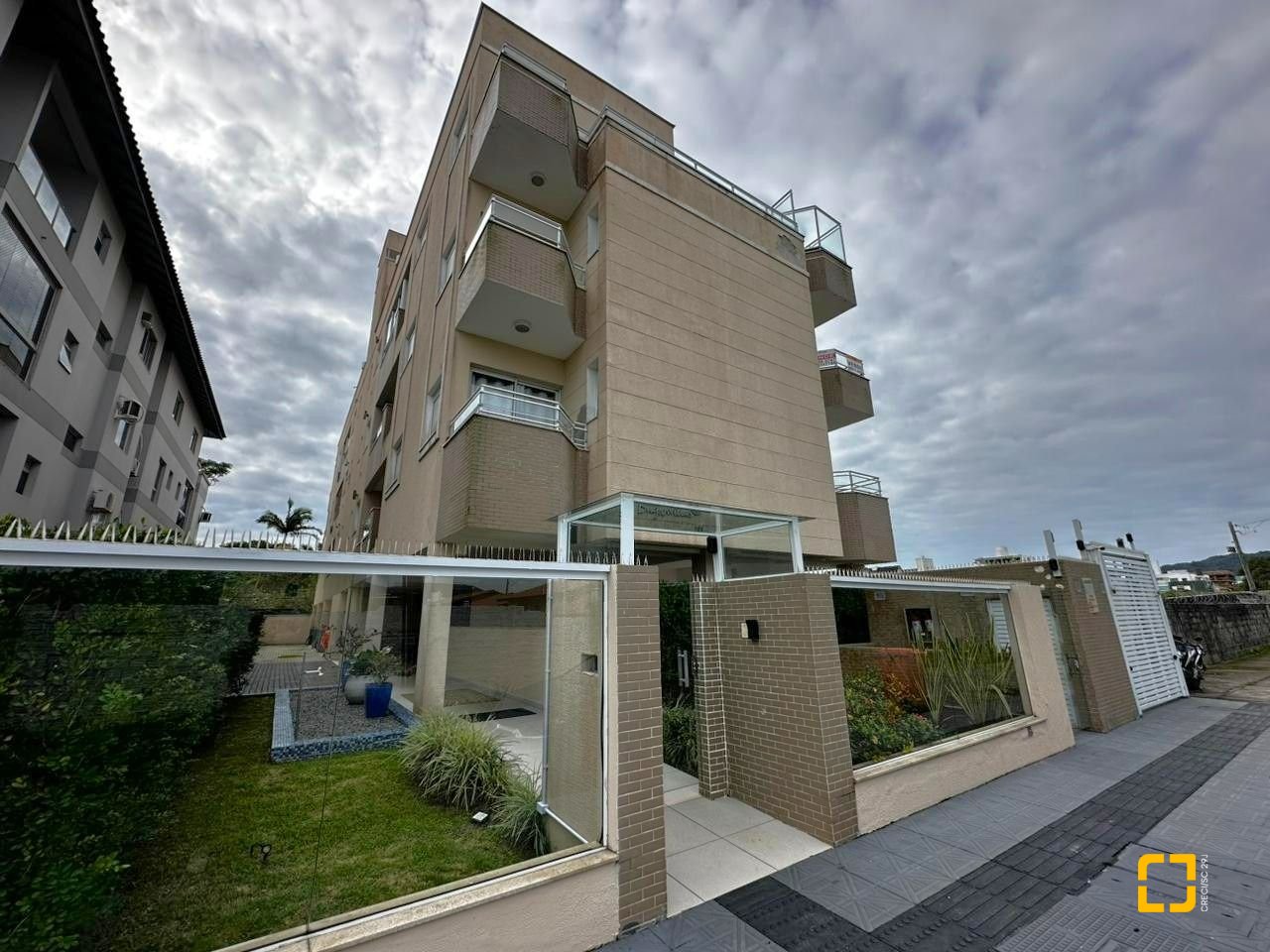 Apartamento com 71m², 2 quartos (sendo 2 suítes), 1 garagem, no bairro Cachoeira do Bom Jesus em Florianópolis