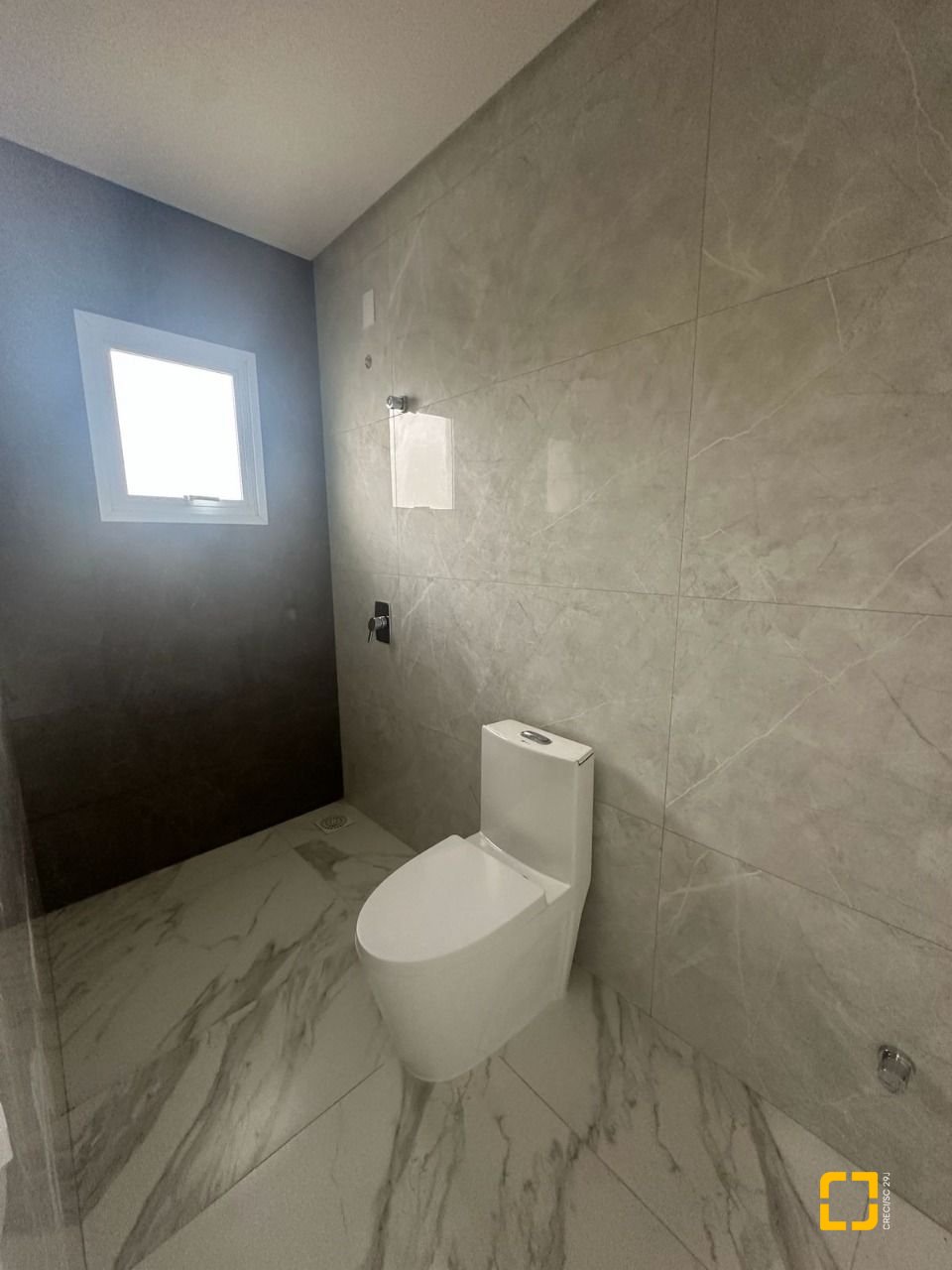 Casa com 244m², 3 quartos (sendo 3 suítes), 2 garagens, no bairro Ingleses em Florianópolis