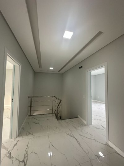 Casa com 244m², 3 quartos (sendo 3 suítes), 2 garagens, no bairro Ingleses em Florianópolis