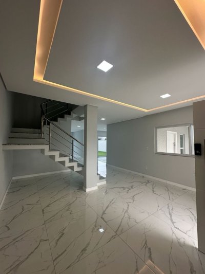 Casa com 244m², 3 quartos (sendo 3 suítes), 2 garagens, no bairro Ingleses em Florianópolis