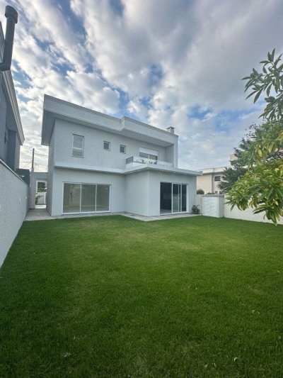 Casa com 244m², 3 quartos (sendo 3 suítes), 2 garagens, no bairro Ingleses em Florianópolis