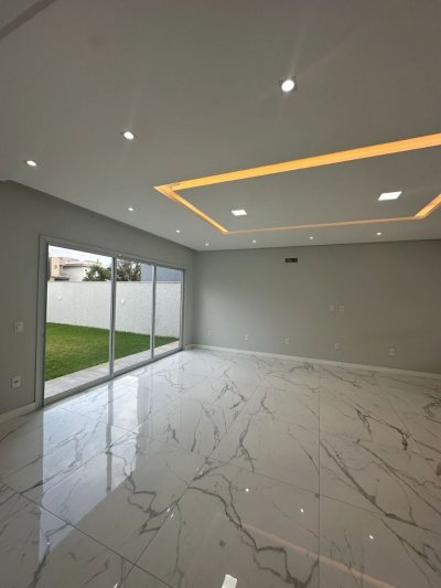 Casa com 244m², 3 quartos (sendo 3 suítes), 2 garagens, no bairro Ingleses em Florianópolis