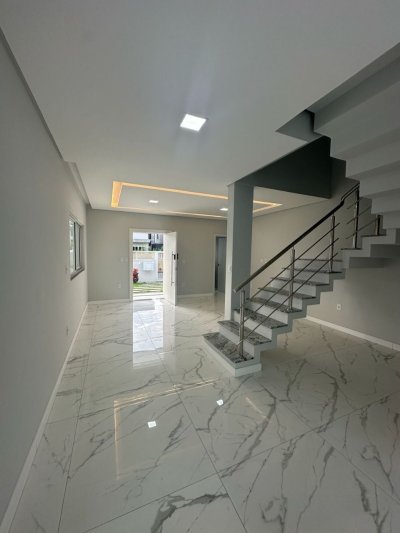 Casa com 244m², 3 quartos (sendo 3 suítes), 2 garagens, no bairro Ingleses em Florianópolis