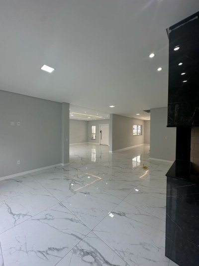 Casa com 244m², 3 quartos (sendo 3 suítes), 2 garagens, no bairro Ingleses em Florianópolis