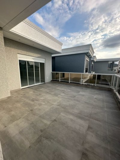 Casa com 244m², 3 quartos (sendo 3 suítes), 2 garagens, no bairro Ingleses em Florianópolis