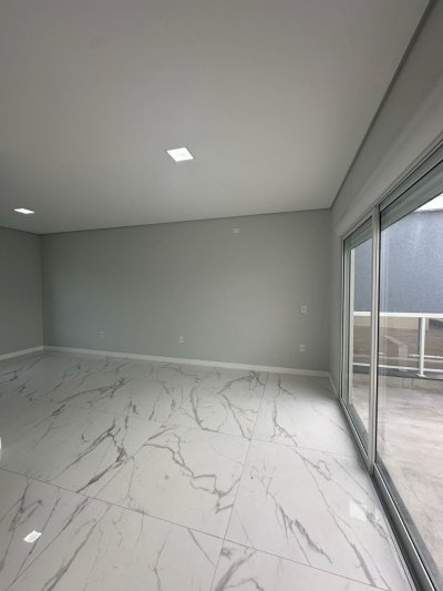 Casa com 244m², 3 quartos (sendo 3 suítes), 2 garagens, no bairro Ingleses em Florianópolis