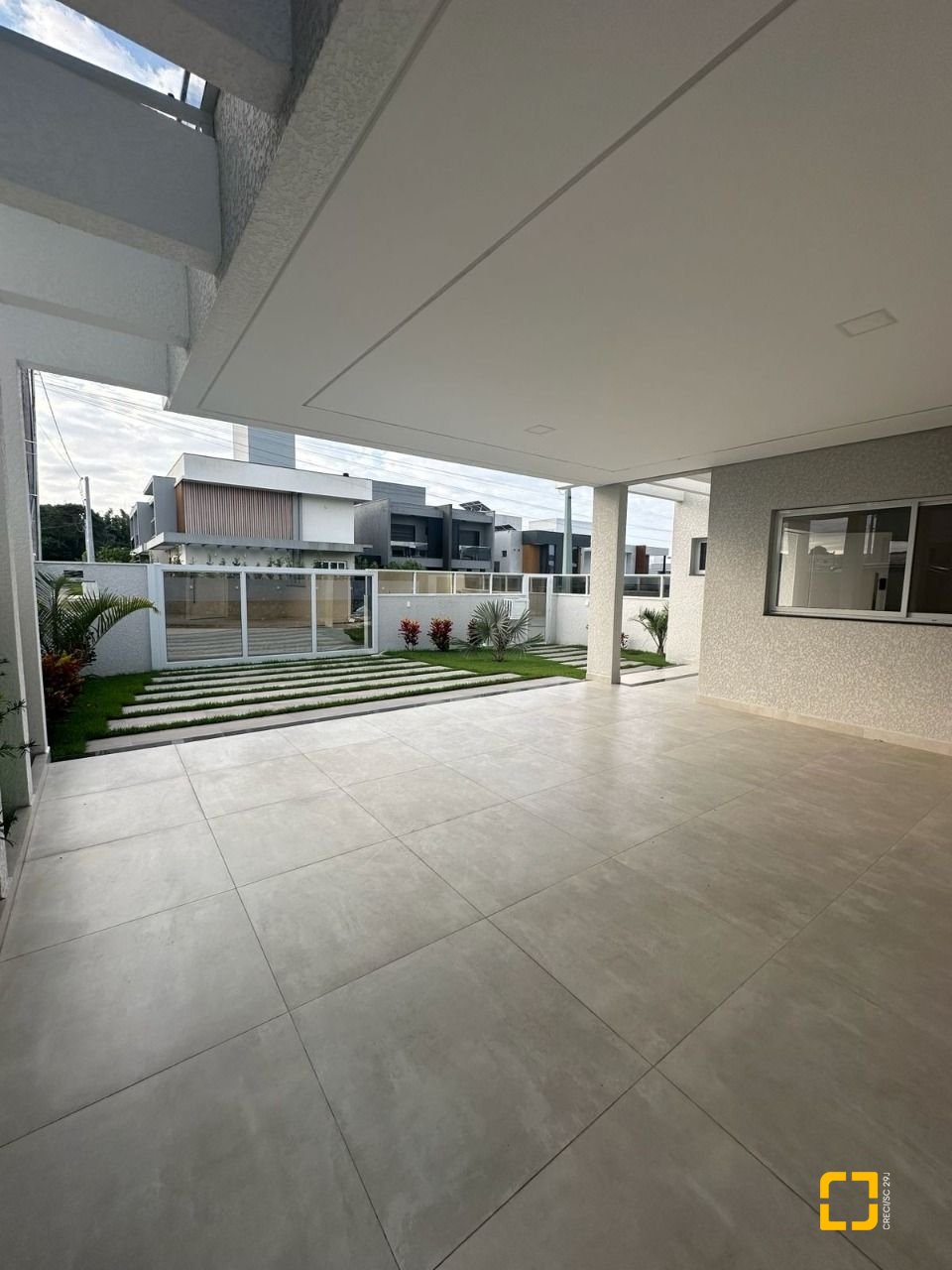 Casa com 244m², 3 quartos (sendo 3 suítes), 2 garagens, no bairro Ingleses em Florianópolis