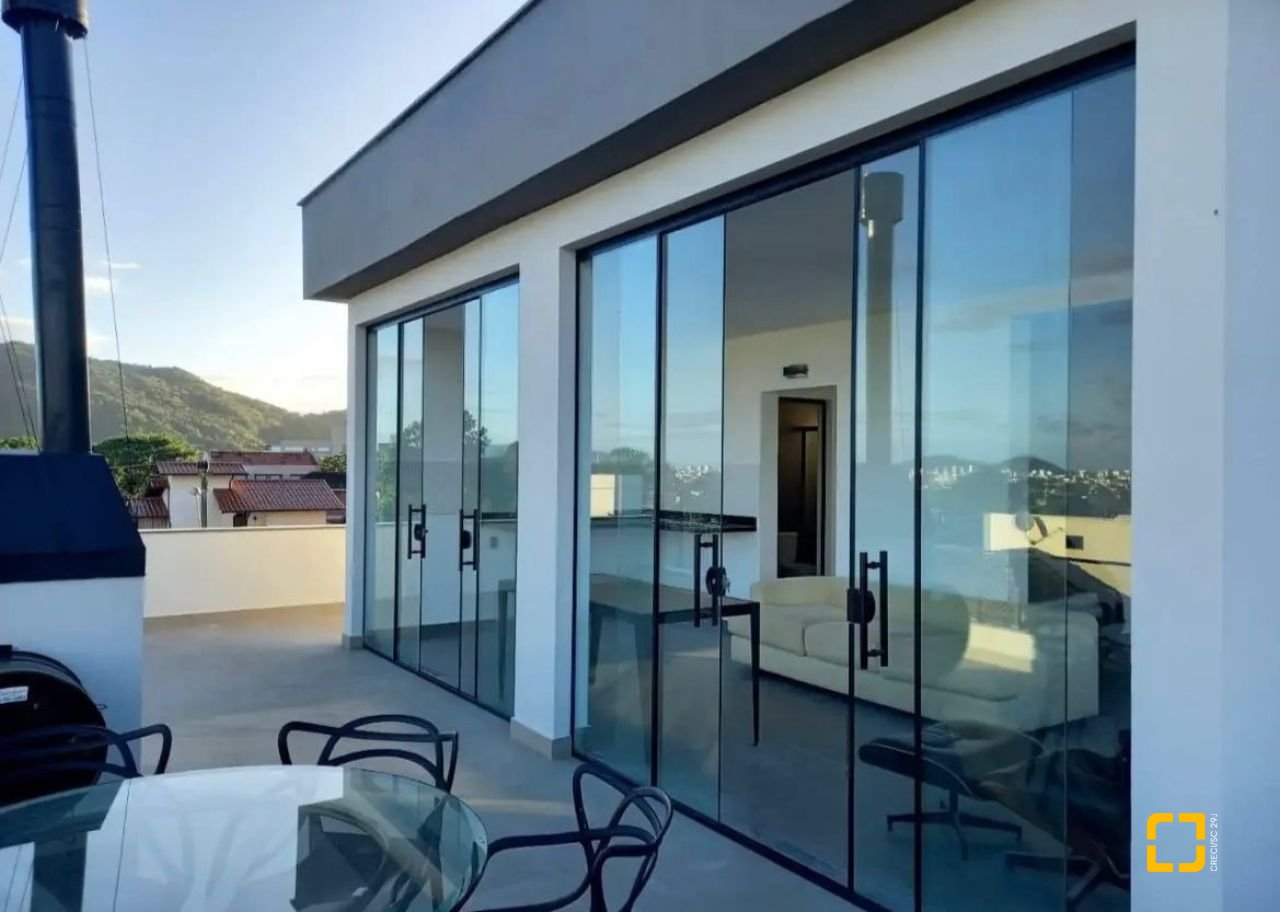 Casa com 430m², 10 quartos (sendo 6 suítes), 5 garagens, no bairro Rio Tavares em Florianópolis