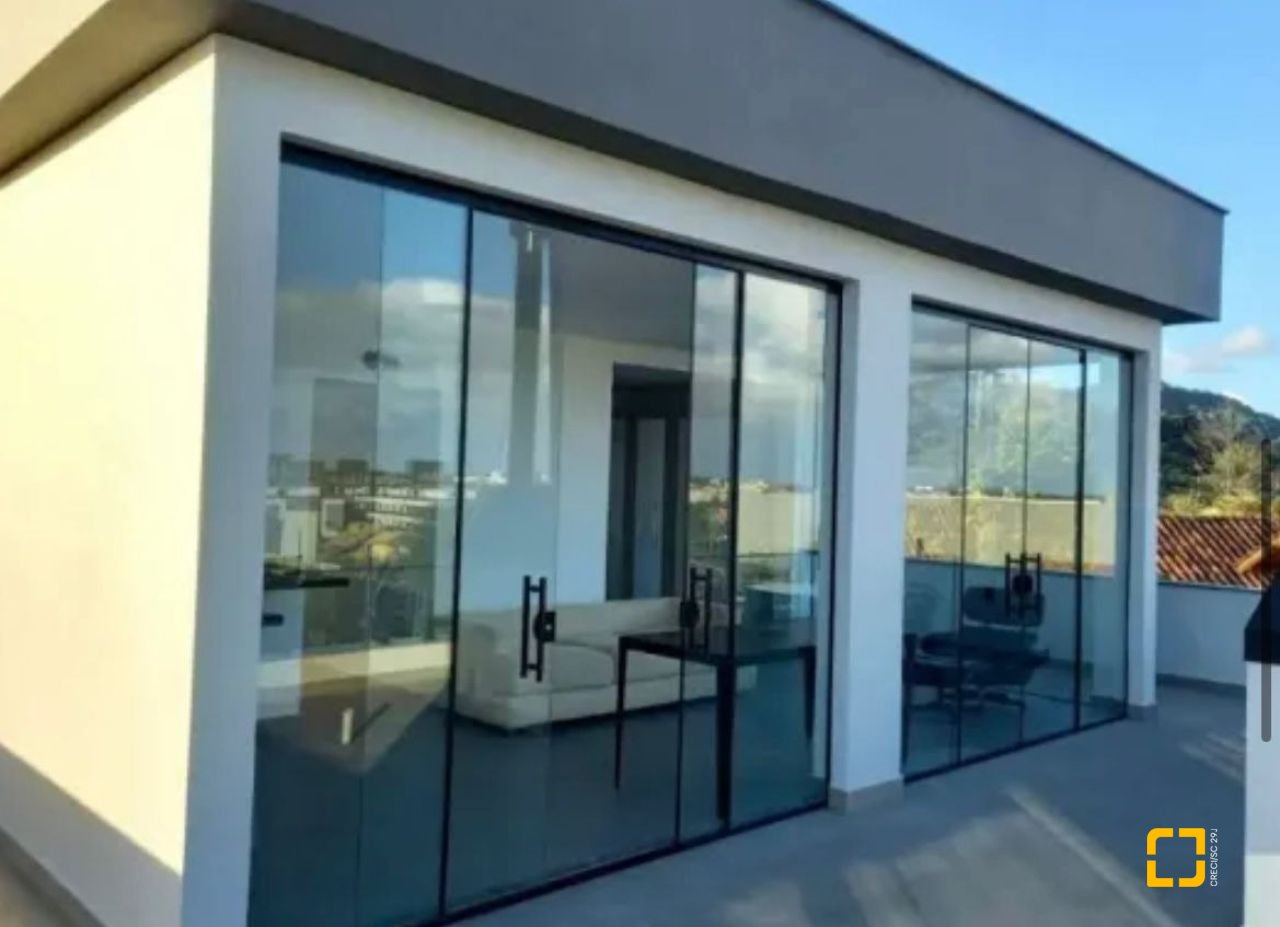 Casa com 430m², 10 quartos (sendo 6 suítes), 5 garagens, no bairro Rio Tavares em Florianópolis