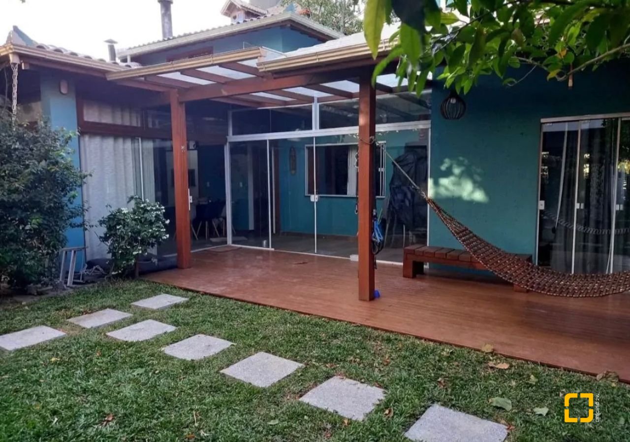 Casa com 430m², 10 quartos (sendo 6 suítes), 5 garagens, no bairro Rio Tavares em Florianópolis