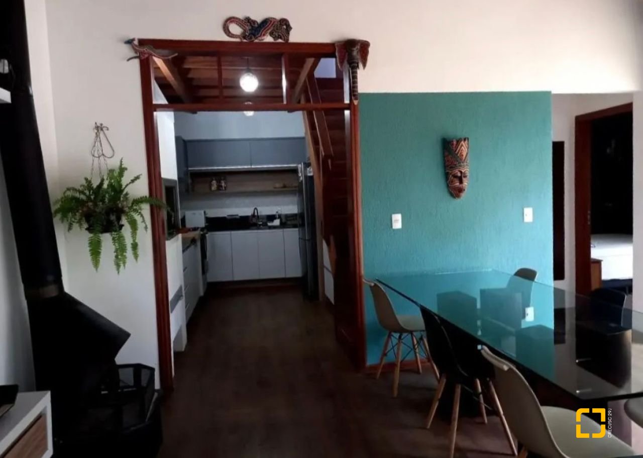 Casa com 430m², 10 quartos (sendo 6 suítes), 5 garagens, no bairro Rio Tavares em Florianópolis