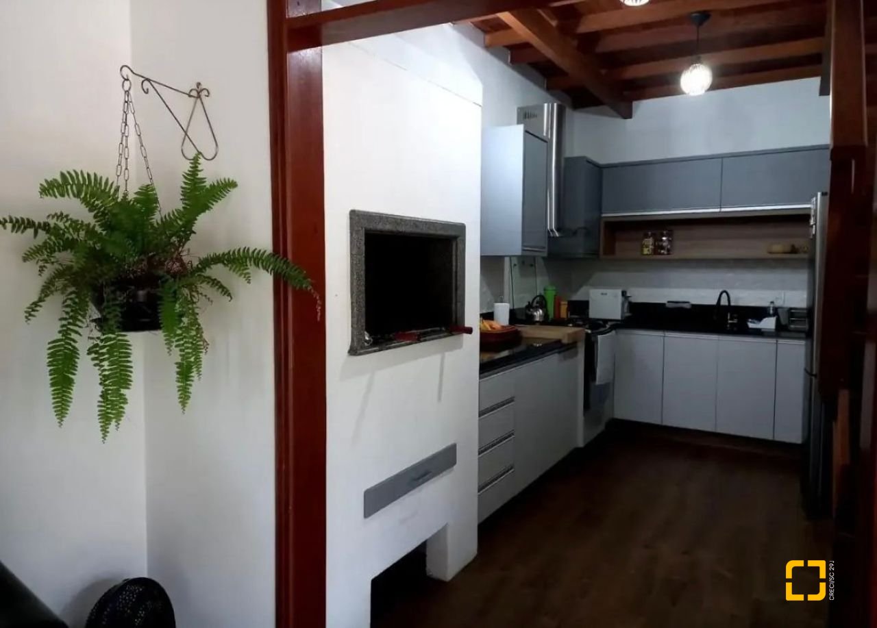 Casa com 430m², 10 quartos (sendo 6 suítes), 5 garagens, no bairro Rio Tavares em Florianópolis