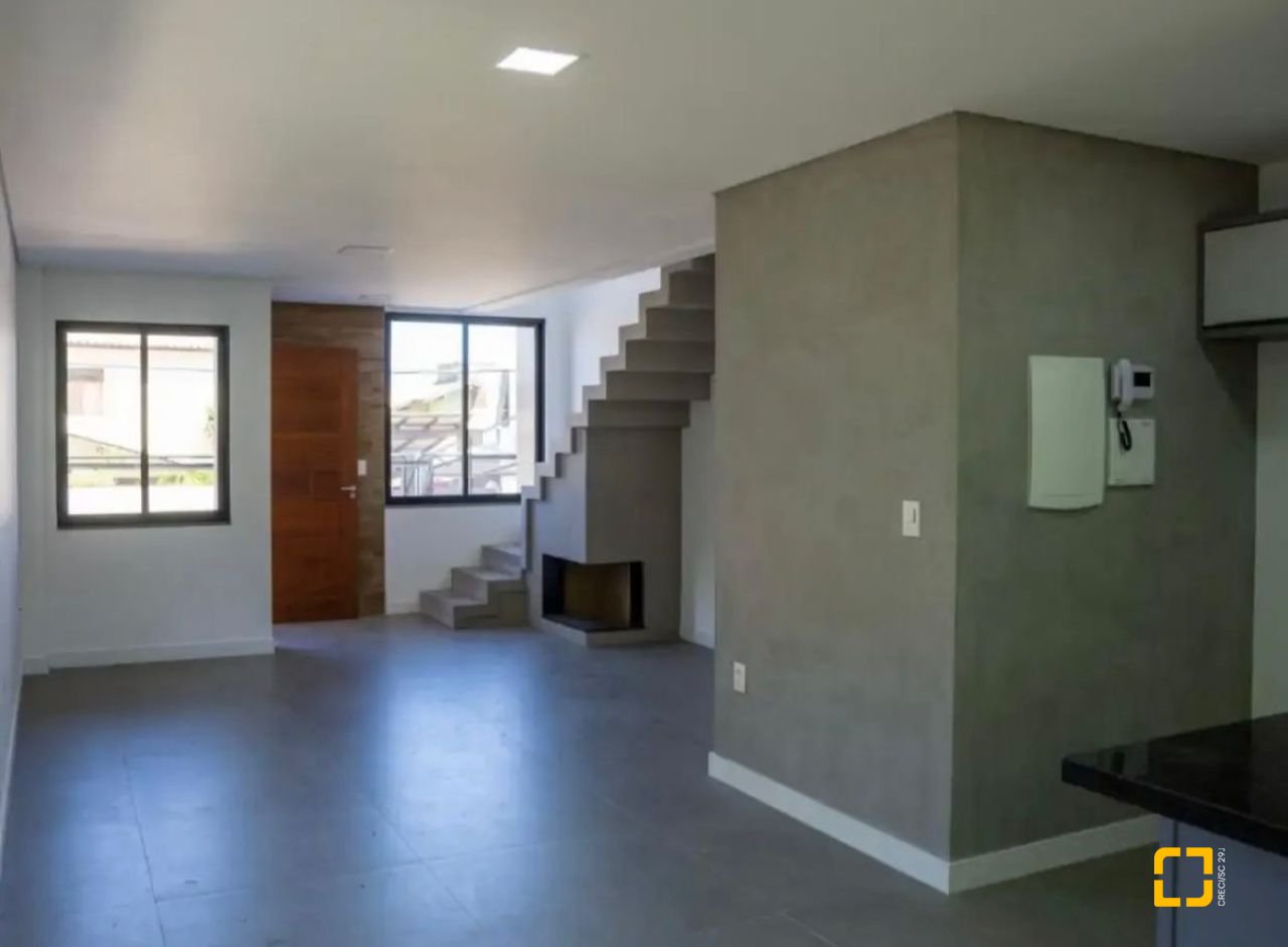 Casa com 430m², 10 quartos (sendo 6 suítes), 5 garagens, no bairro Rio Tavares em Florianópolis