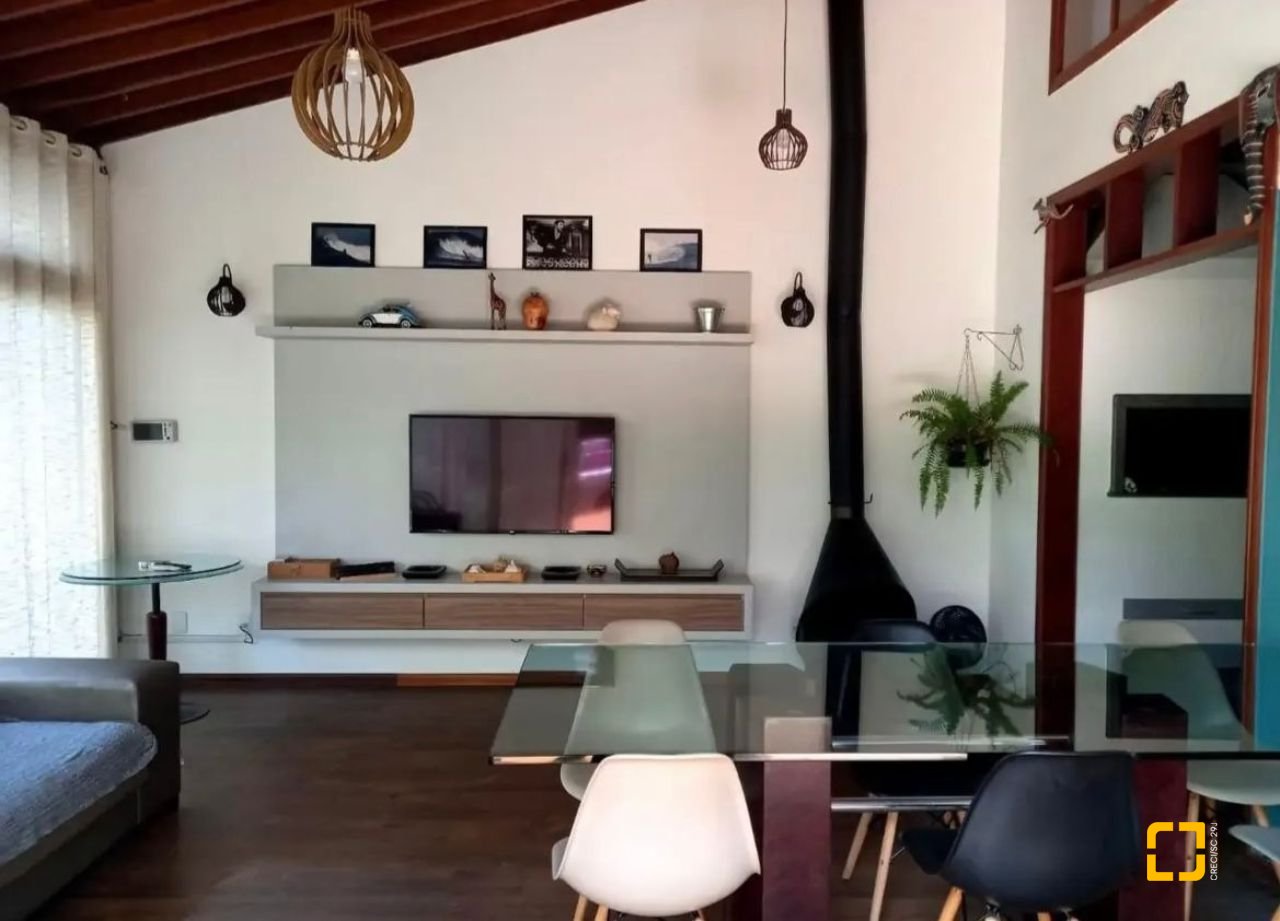 Casa com 430m², 10 quartos (sendo 6 suítes), 5 garagens, no bairro Rio Tavares em Florianópolis