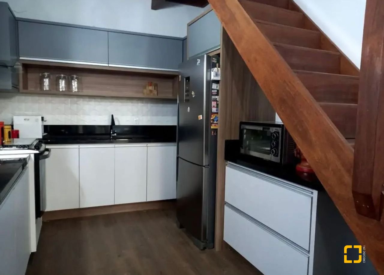 Casa com 430m², 10 quartos (sendo 6 suítes), 5 garagens, no bairro Rio Tavares em Florianópolis