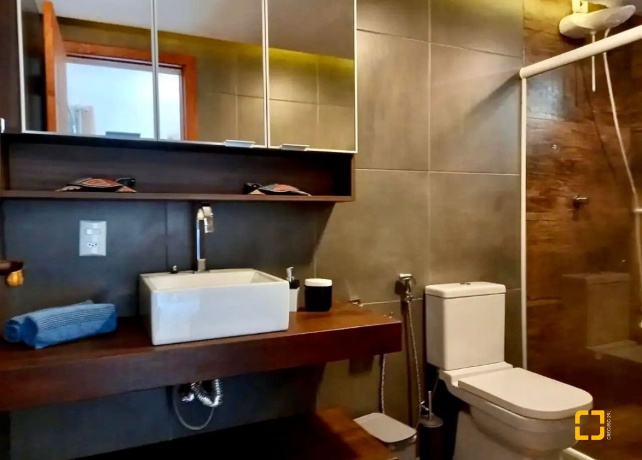 Casa com 430m², 10 quartos (sendo 6 suítes), 5 garagens, no bairro Rio Tavares em Florianópolis