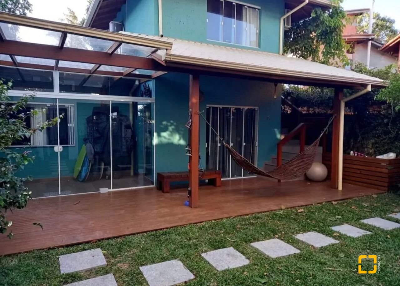 Casa com 430m², 10 quartos (sendo 6 suítes), 5 garagens, no bairro Rio Tavares em Florianópolis