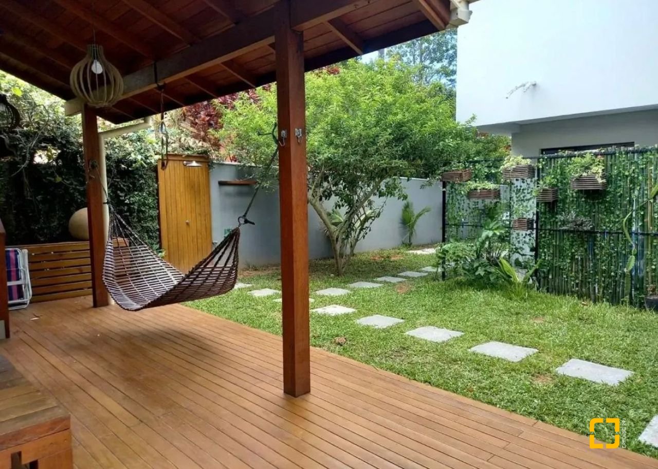 Casa com 430m², 10 quartos (sendo 6 suítes), 5 garagens, no bairro Rio Tavares em Florianópolis
