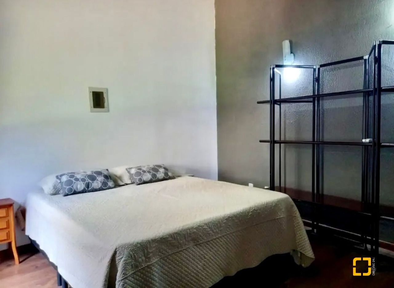 Casa com 430m², 10 quartos (sendo 6 suítes), 5 garagens, no bairro Rio Tavares em Florianópolis