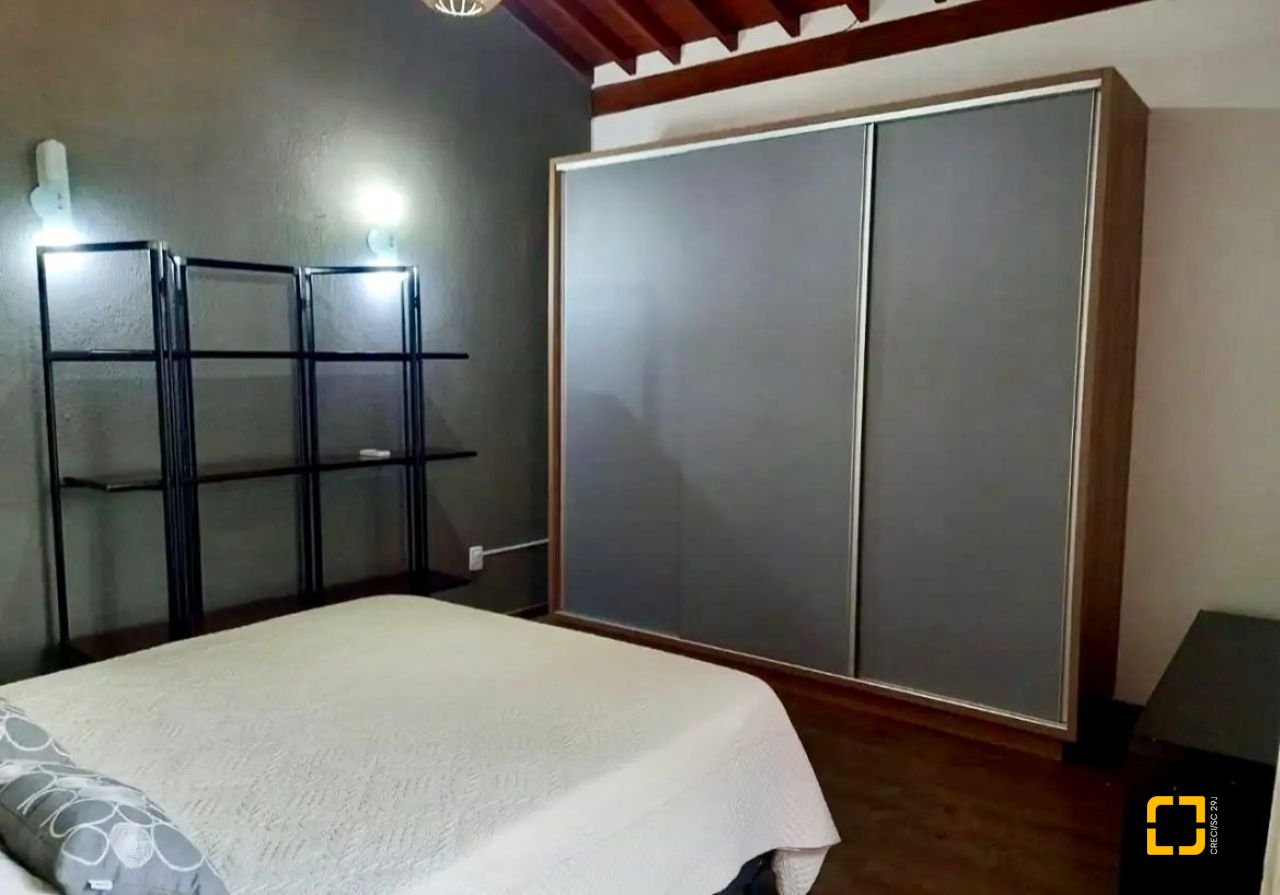 Casa com 430m², 10 quartos (sendo 6 suítes), 5 garagens, no bairro Rio Tavares em Florianópolis