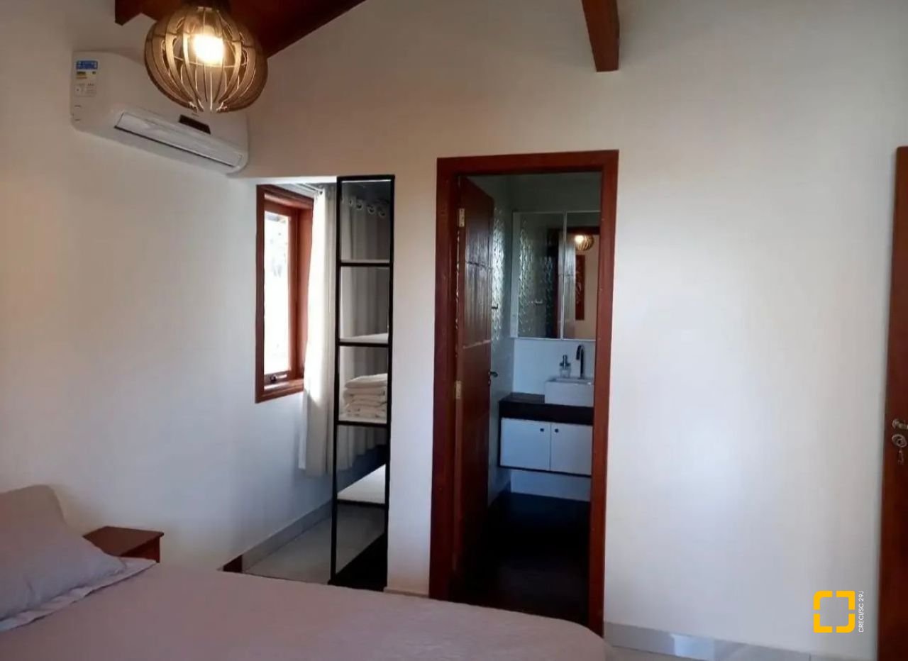 Casa com 430m², 10 quartos (sendo 6 suítes), 5 garagens, no bairro Rio Tavares em Florianópolis