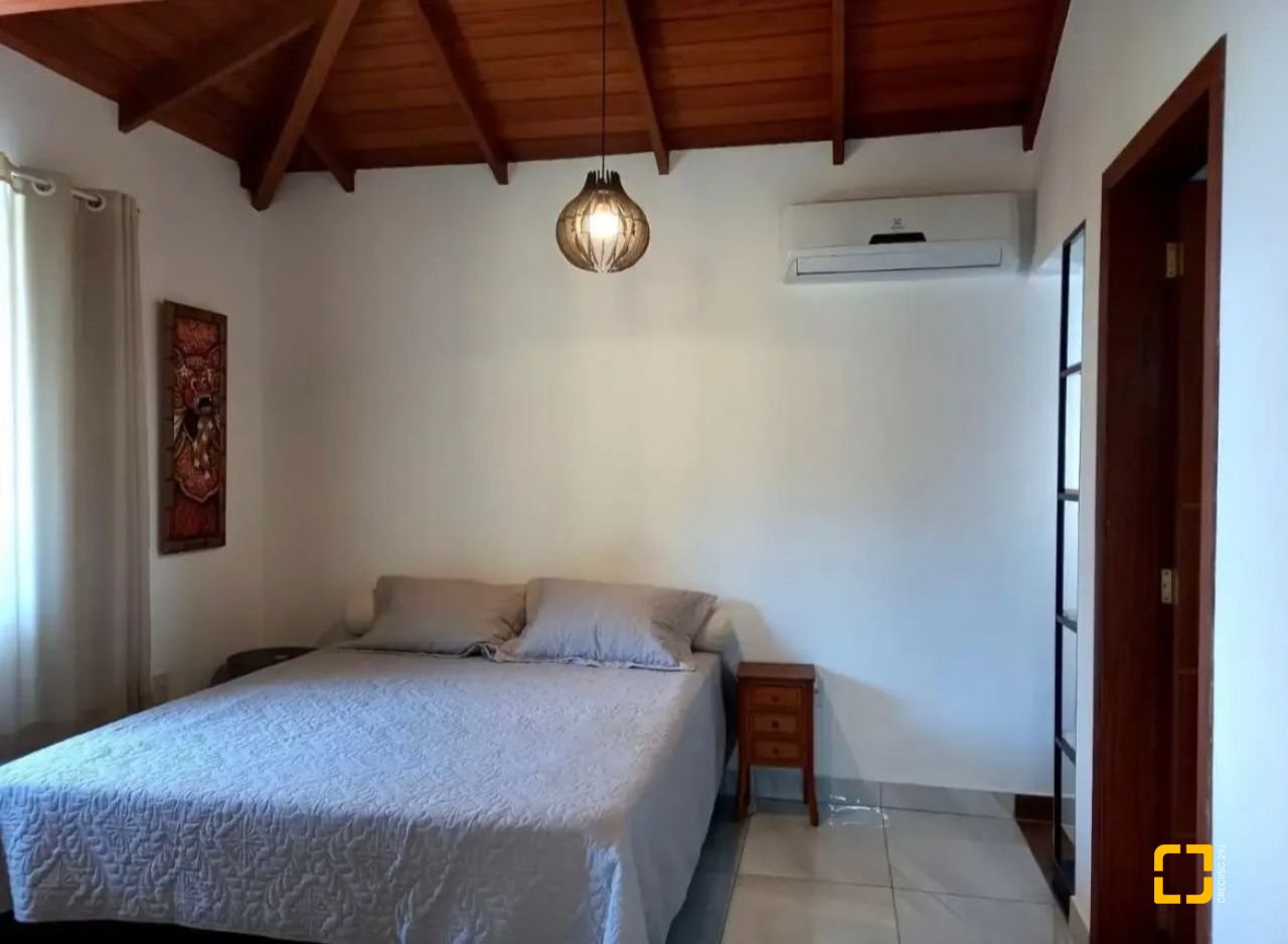 Casa com 430m², 10 quartos (sendo 6 suítes), 5 garagens, no bairro Rio Tavares em Florianópolis