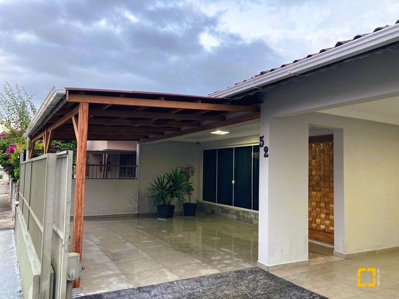 Casa com 224m², 3 quartos (sendo 1 suíte), 2 garagens, no bairro Centro em Palhoça