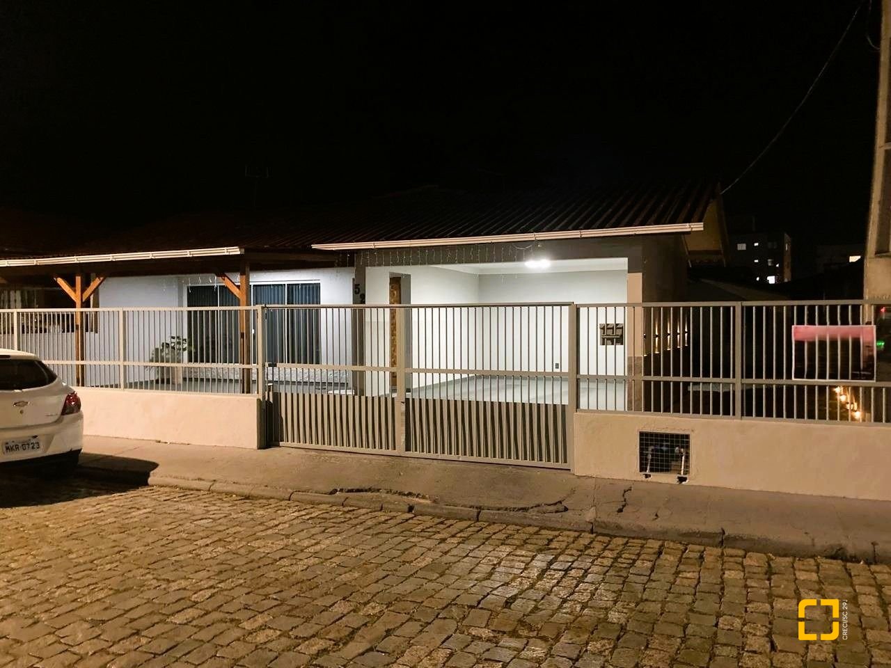 Casa com 224m², 3 quartos (sendo 1 suíte), 2 garagens, no bairro Centro em Palhoça