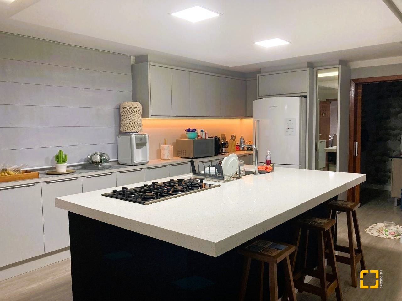 Casa com 224m², 3 quartos (sendo 1 suíte), 2 garagens, no bairro Centro em Palhoça