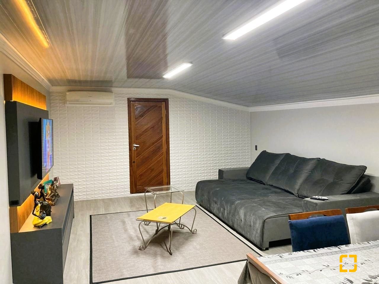 Casa com 224m², 3 quartos (sendo 1 suíte), 2 garagens, no bairro Centro em Palhoça