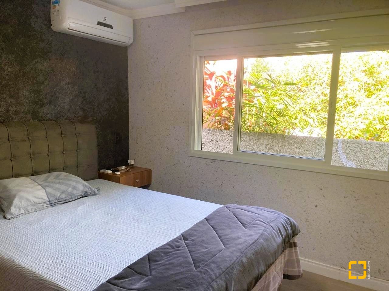 Casa com 224m², 3 quartos (sendo 1 suíte), 2 garagens, no bairro Centro em Palhoça