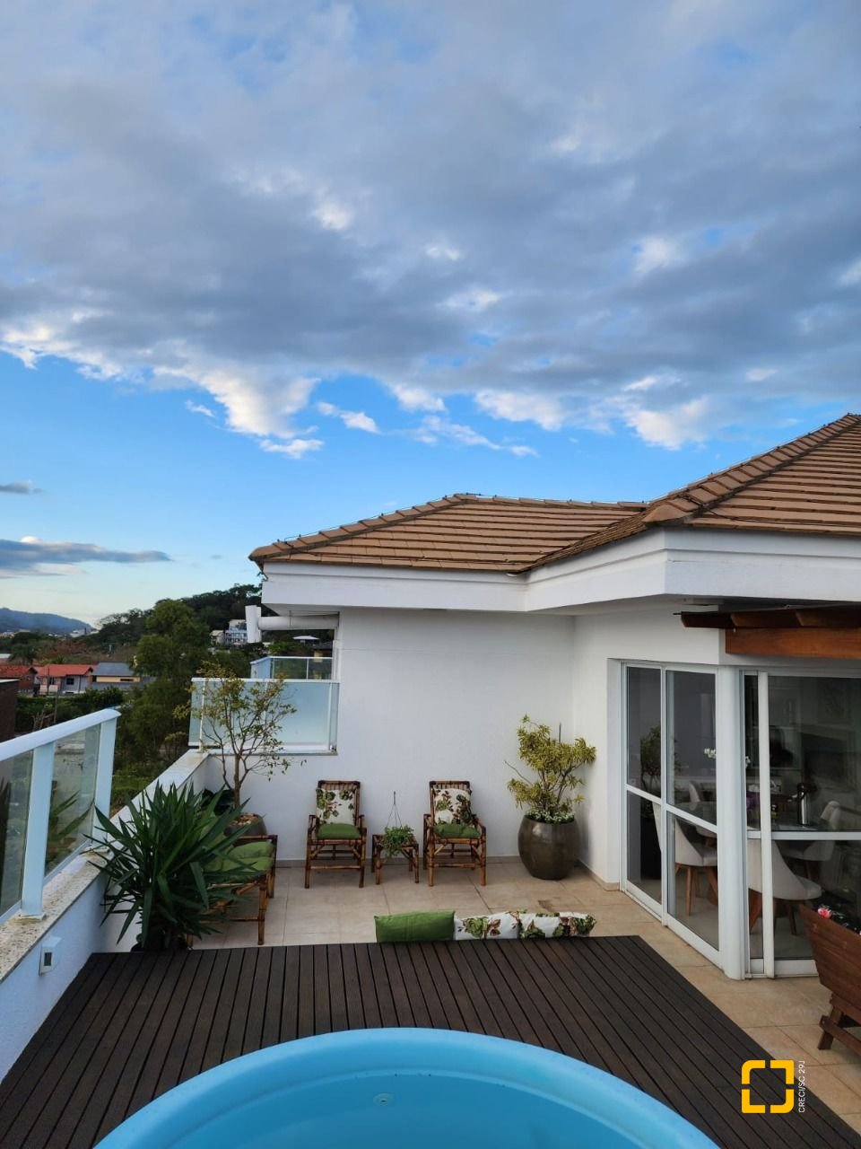 Apartamento com 145m², 3 quartos (sendo 1 suíte), 2 garagens, no bairro Cachoeira do Bom Jesus em Florianópolis