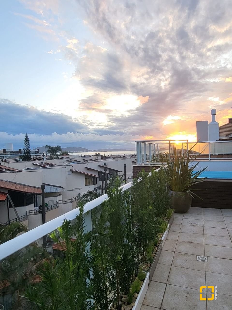Apartamento com 145m², 3 quartos (sendo 1 suíte), 2 garagens, no bairro Cachoeira do Bom Jesus em Florianópolis