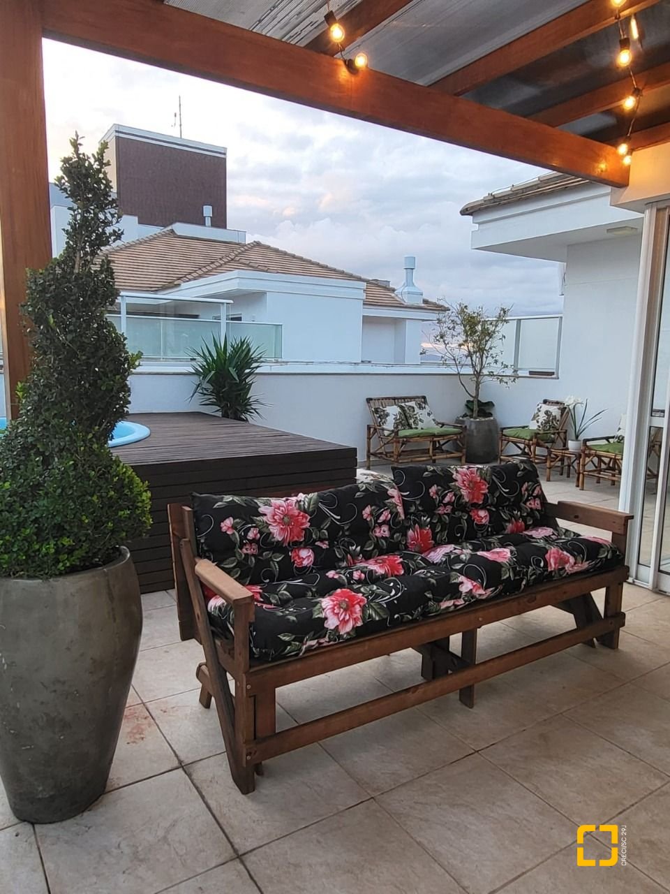 Apartamento com 145m², 3 quartos (sendo 1 suíte), 2 garagens, no bairro Cachoeira do Bom Jesus em Florianópolis
